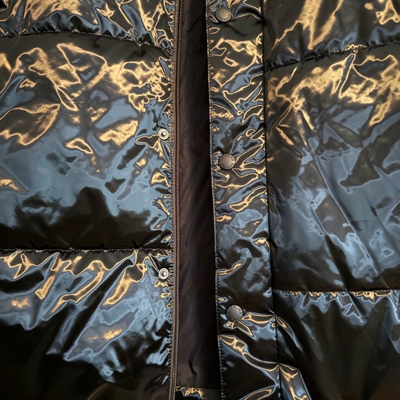 Aerie Women's Shiny Black Puffer Vest - Picture 4 of 5